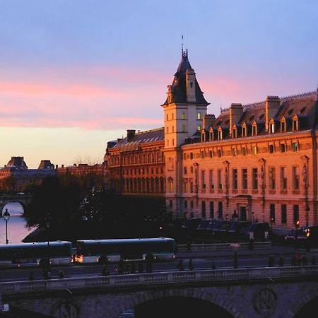 Two Bedroom Luxury Apartment - Balcony With View Of Notre Dame París Exterior foto