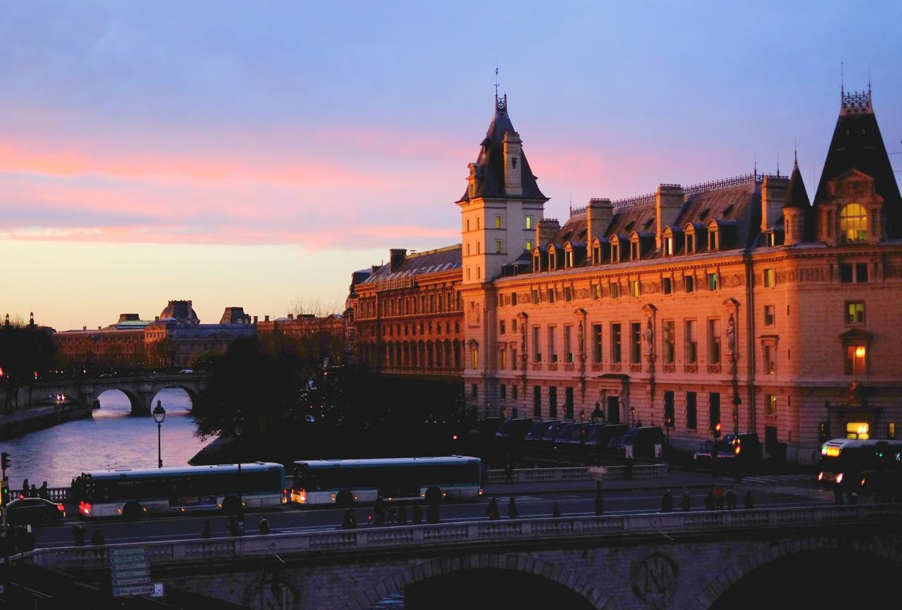 Two Bedroom Luxury Apartment - Balcony With View Of Notre Dame París Exterior foto